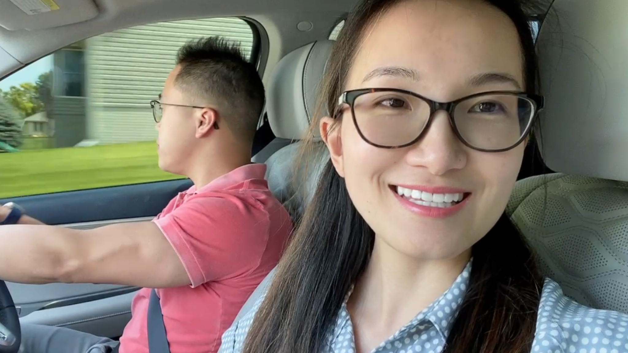 Anh lái xe chở mình đi chơi